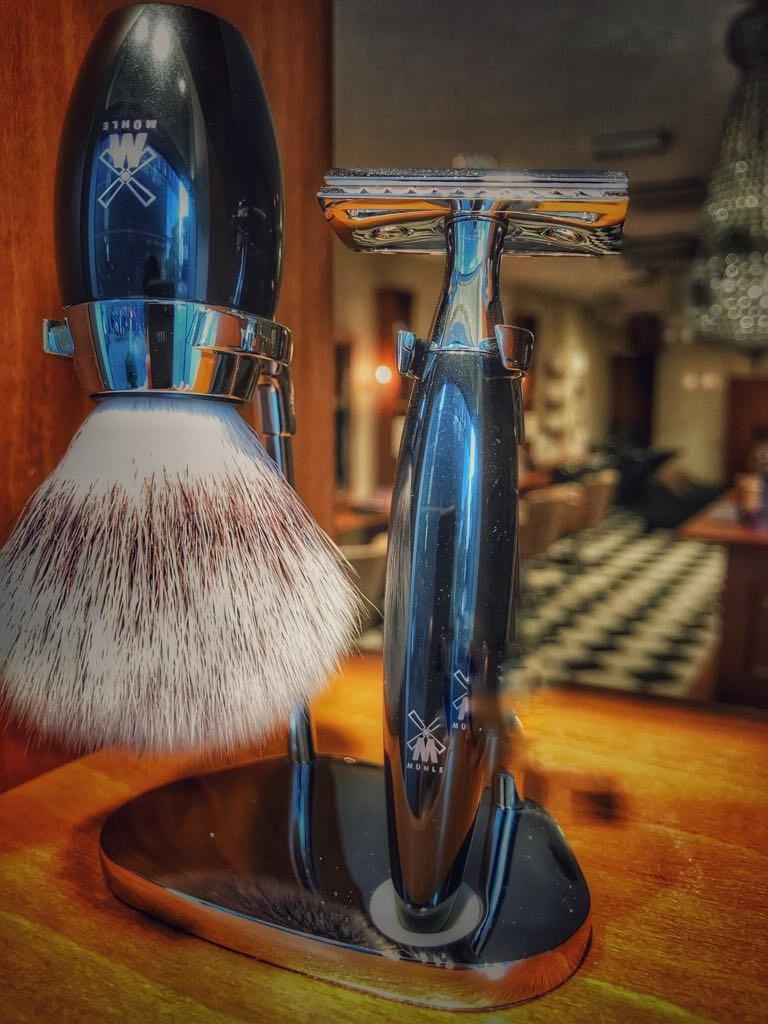 Een Mühle safety razor met Silvertip Fibre-scheerkwast op een chromen standaard, gefotografeerd in de winkel in Lelystad